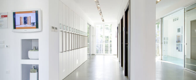 Showroom-Gestaltung durch visuelle Kommunikation um Türen und Fenster schön auszustellen | ShowMotion