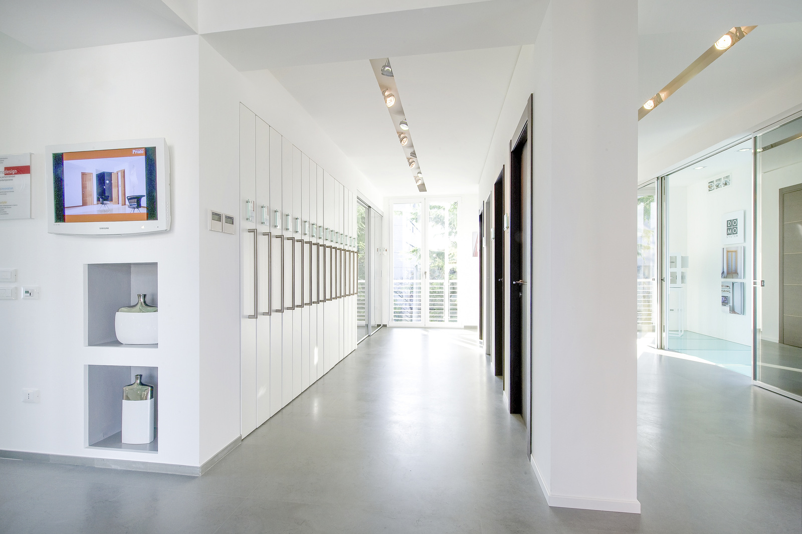 Showroom-Gestaltung durch visuelle Kommunikation um Türen und Fenster schön auszustellen | ShowMotion